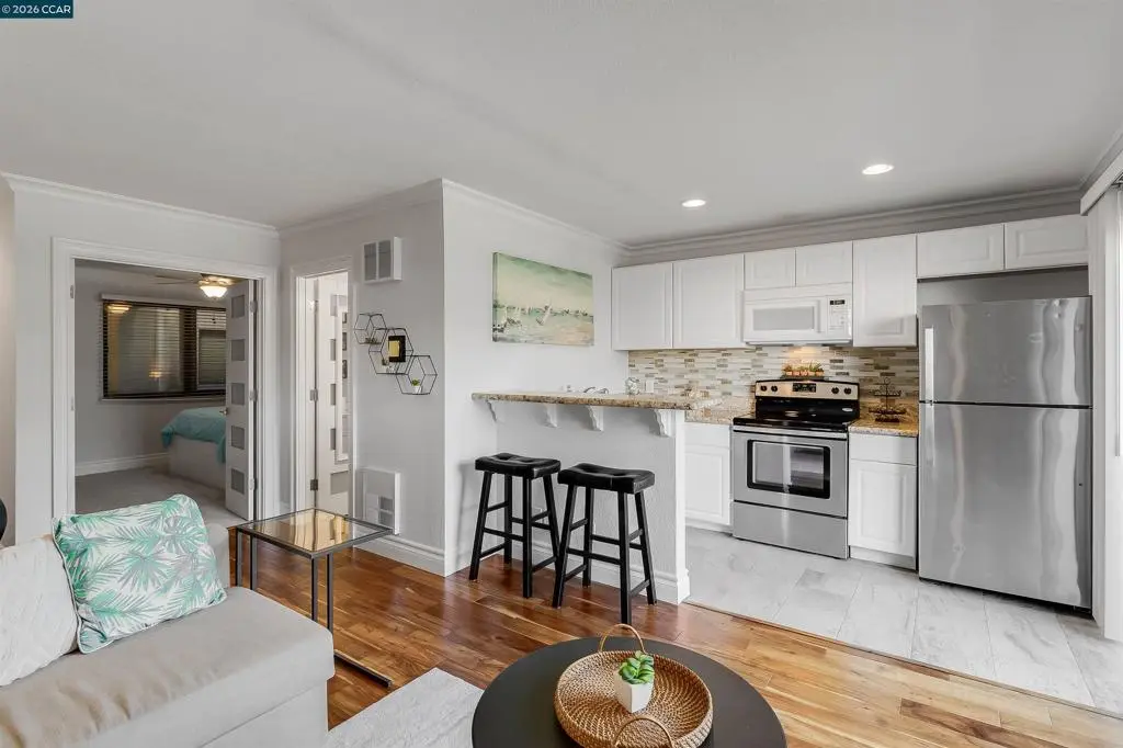 Condominium for sale at 1 Embarcadero W 164, Oakland, CA featuring 1 bed and 1 bath