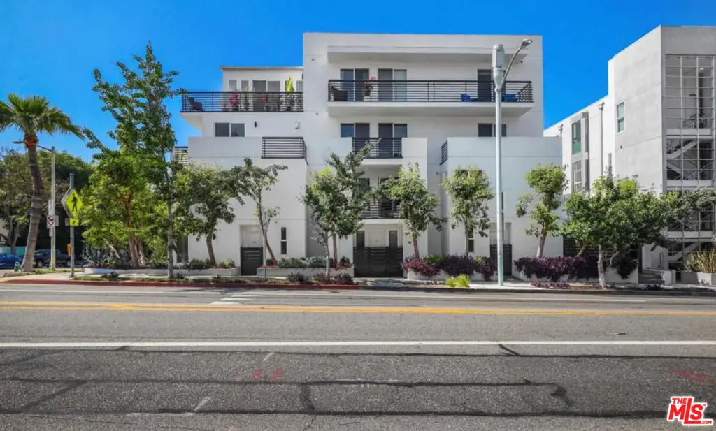 Residential Lease for rent at 1283 Havenhurst Drive 204, West Hollywood, Los Angeles County, CA featuring 3 beds and 2 baths