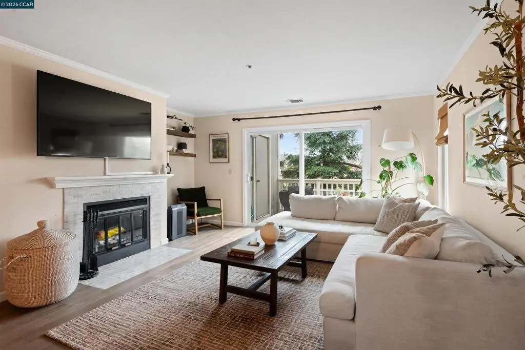Condominium for sale at 2721 Oak Rd L, Walnut Creek, CA featuring 2 beds and 2 baths