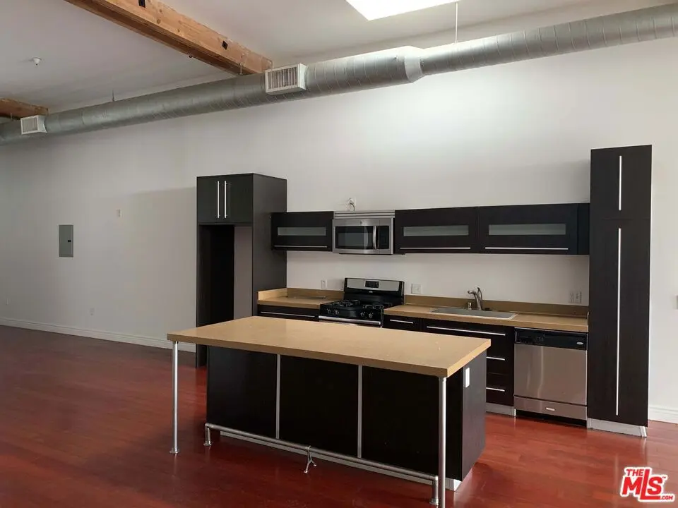 Residential Lease for rent at 652 Mateo Street 305, Los Angeles, Los Angeles County, CA featuring 1 bed and 1 bath