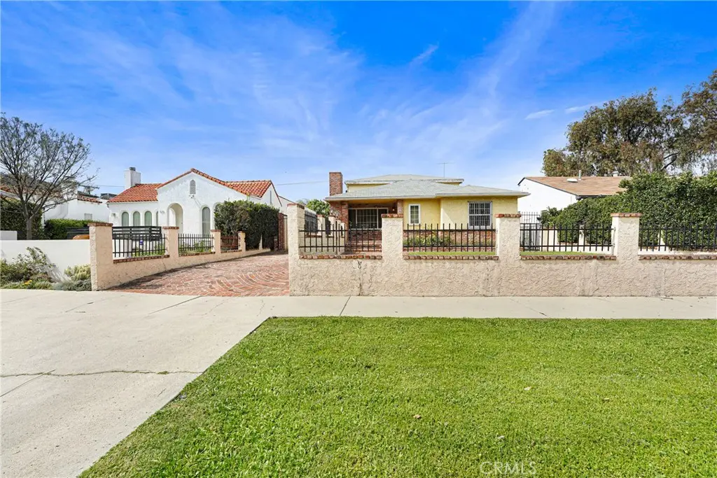 Single Family Residence for sale at 1009 S Rimpau, Los Angeles, CA featuring 4 beds and 4 baths