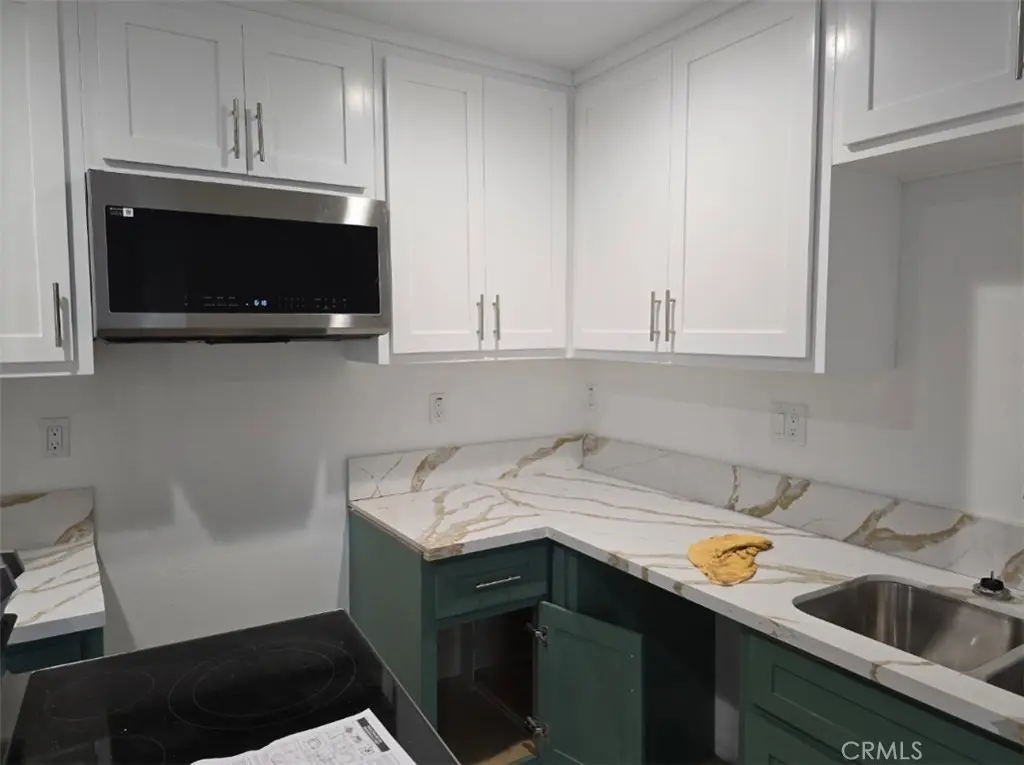 Residential Lease for rent at 1319 3/4 E 59th Place, Los Angeles, Los Angeles County, CA featuring 1 bed and 1 bath
