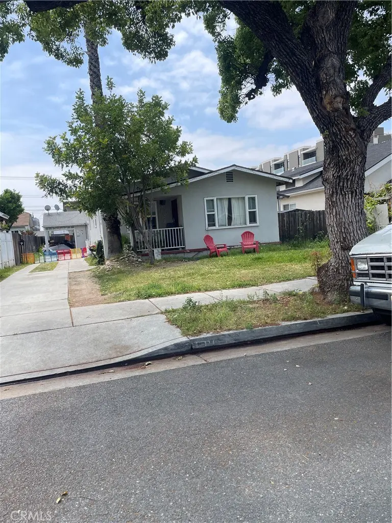 Duplex for sale at 464 W Wilson Ave, Glendale, CA featuring 3 beds and 3 baths