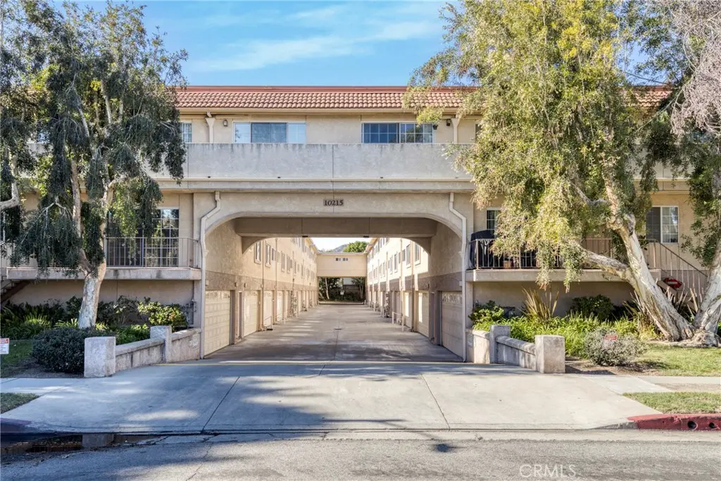 10215 Variel Avenue 7, Chatsworth, CA — listing photo 1