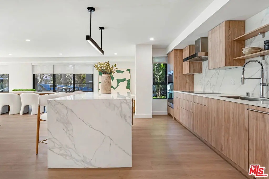 Residential Lease for rent at 350 N Palm Drive 202, Beverly Hills, Los Angeles County, CA featuring 1 bed and 2 baths