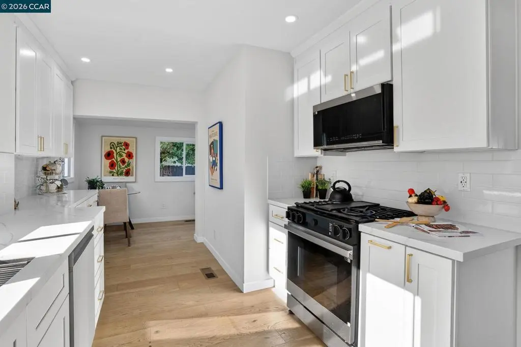 Single Family Residence for sale at 1515 Hampel St, Oakland, CA featuring 2 beds and 1 bath
