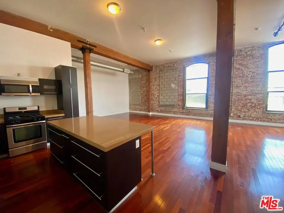 Residential Lease for rent at 652 Mateo Street 201, Los Angeles, Los Angeles County, CA featuring 1 bed and 1 bath