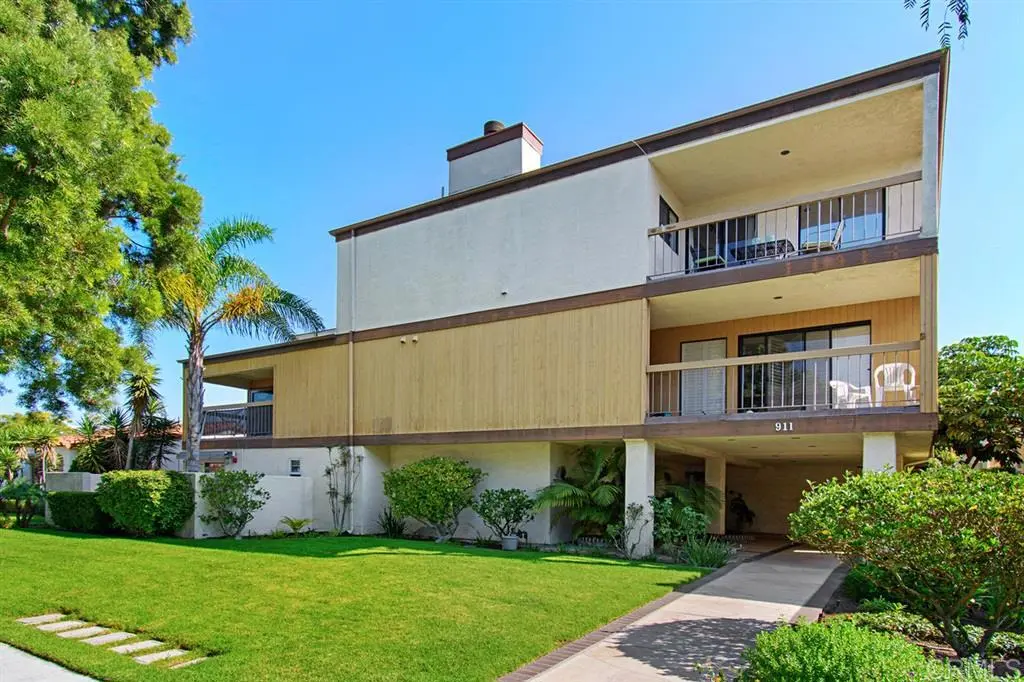 Condominium for rent at 911 E Ave 203, Coronado, CA featuring 2 beds and 2 baths