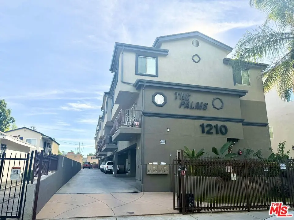 Residential Lease for rent at 1210 W 39th Street 5, Los Angeles, Los Angeles County, CA featuring 3 beds and 3 baths
