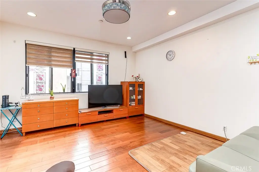Condominium for sale at 533 S St Andrews Place 104, Los Angeles, CA featuring 1 bed and 1 bath