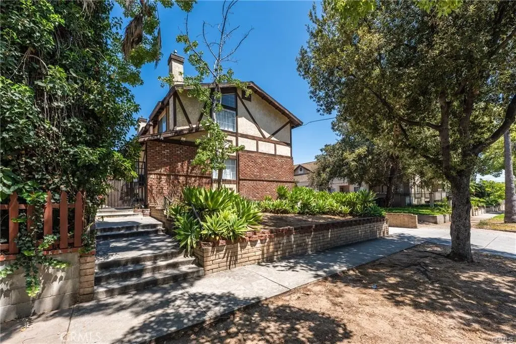 Condominium for sale at 408 N Catalina 6, Pasadena, CA featuring 2 beds and 2 baths