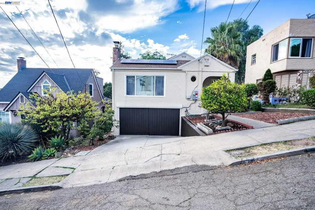 Single Family Residence for sale at 2925 El Monte Ave, Oakland, CA featuring 4 beds and 2 baths
