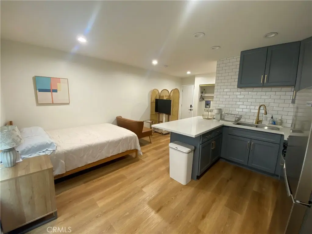 Apartment for rent at 827 S Manhattan 205, Los Angeles, CA and 1 bath