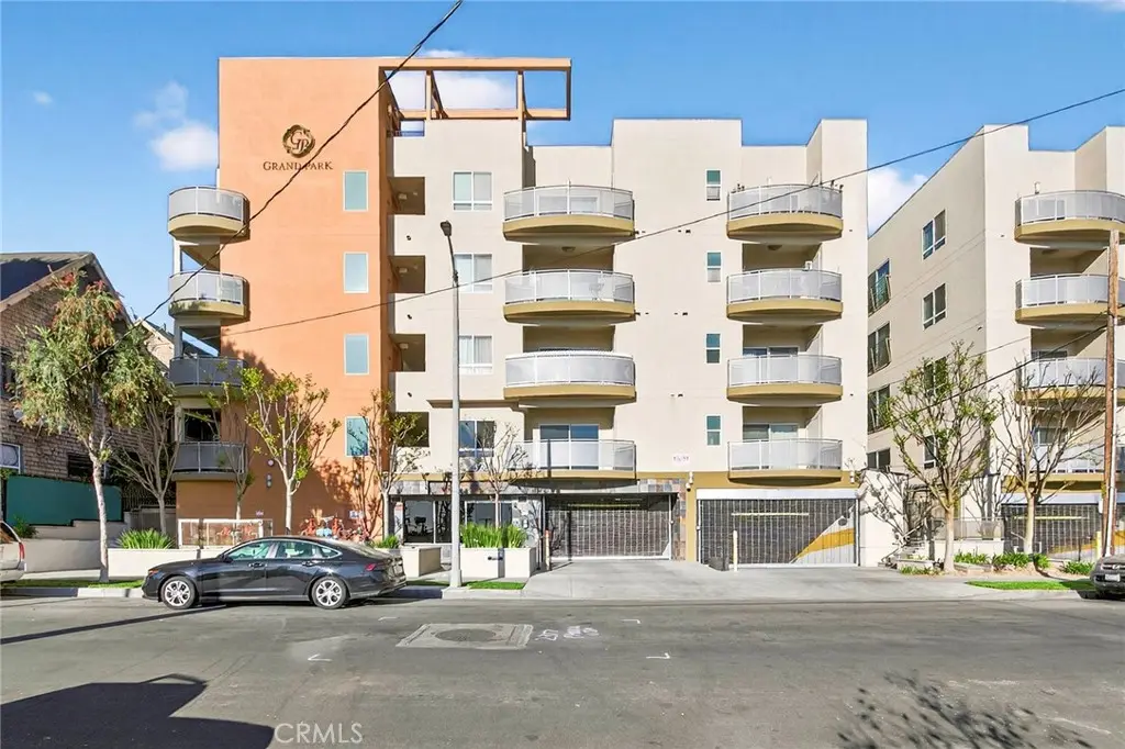 Condominium for sale at 2321 W 10th Street 402, Los Angeles, CA featuring 2 beds and 1 bath
