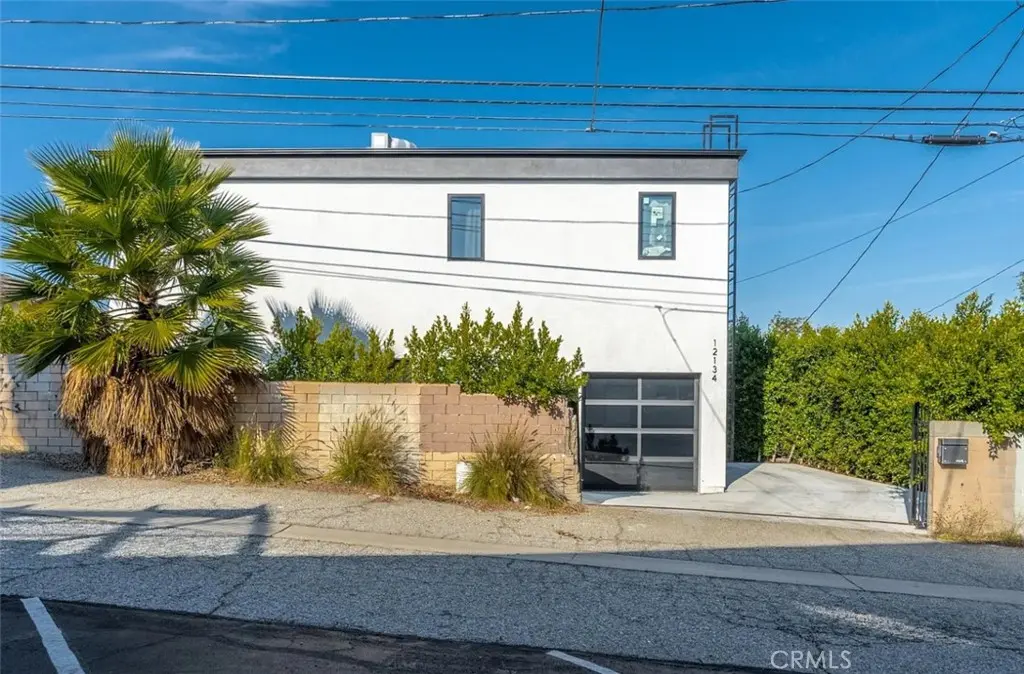 Residential Lease for rent at 12134 Clarkson Rd, Los Angeles, Los Angeles County, CA featuring 2 beds and 4 baths