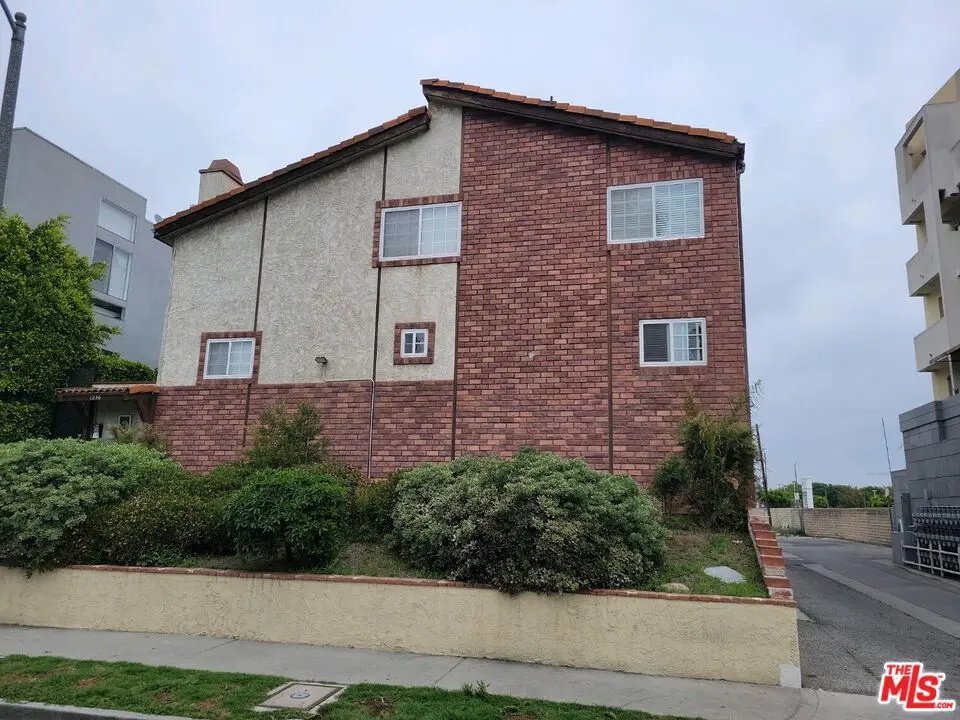 Residential Lease for rent at 1250 S CORNING Street 2, Los Angeles, Los Angeles County, CA featuring 2 beds and 3 baths