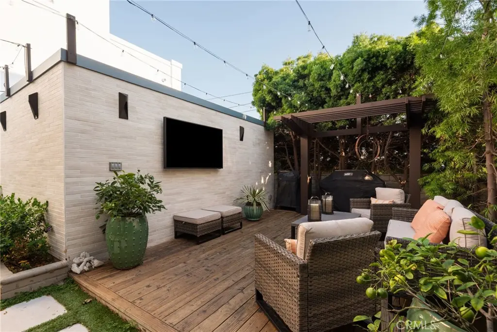 Residential Lease for rent at 330 28th, Hermosa Beach, Los Angeles County, CA featuring 3 beds and 2 baths