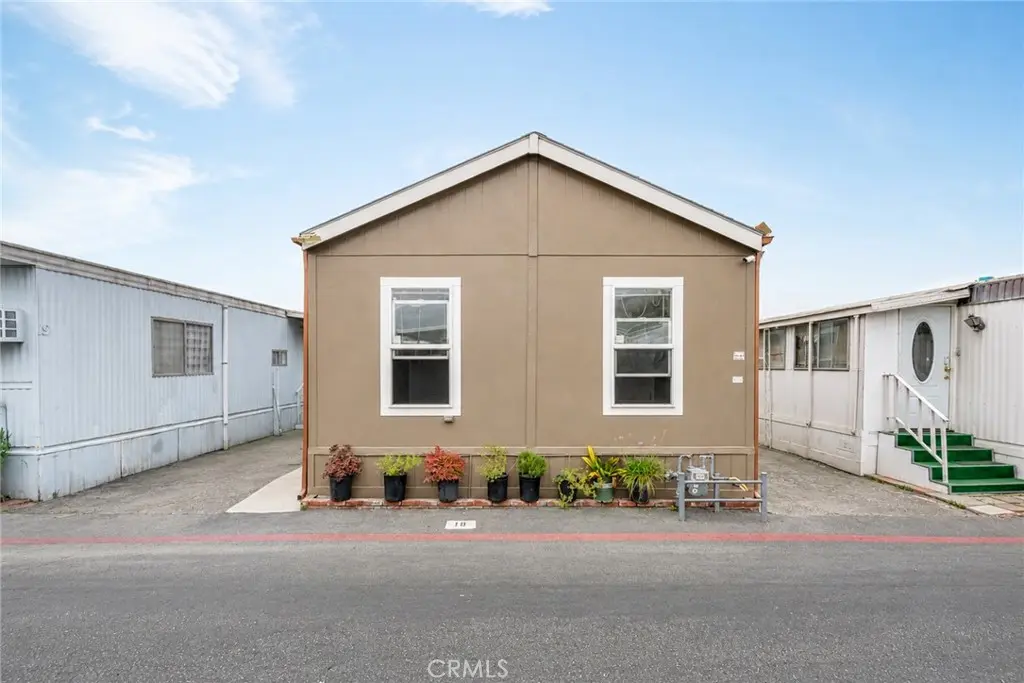 812 N Loren Avenue 18, Azusa, CA — listing photo 1