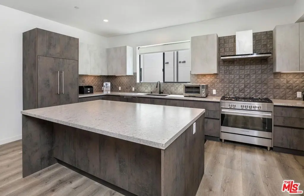 4724 N Village Court Lane, Valley Village, CA — listing photo 1