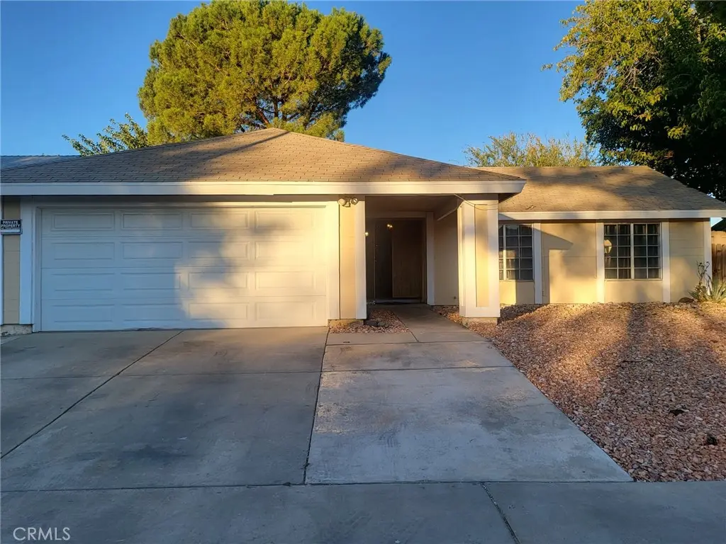 Single Family Residence for rent at 44025 Glenraven, Lancaster, CA featuring 3 beds and 2 baths