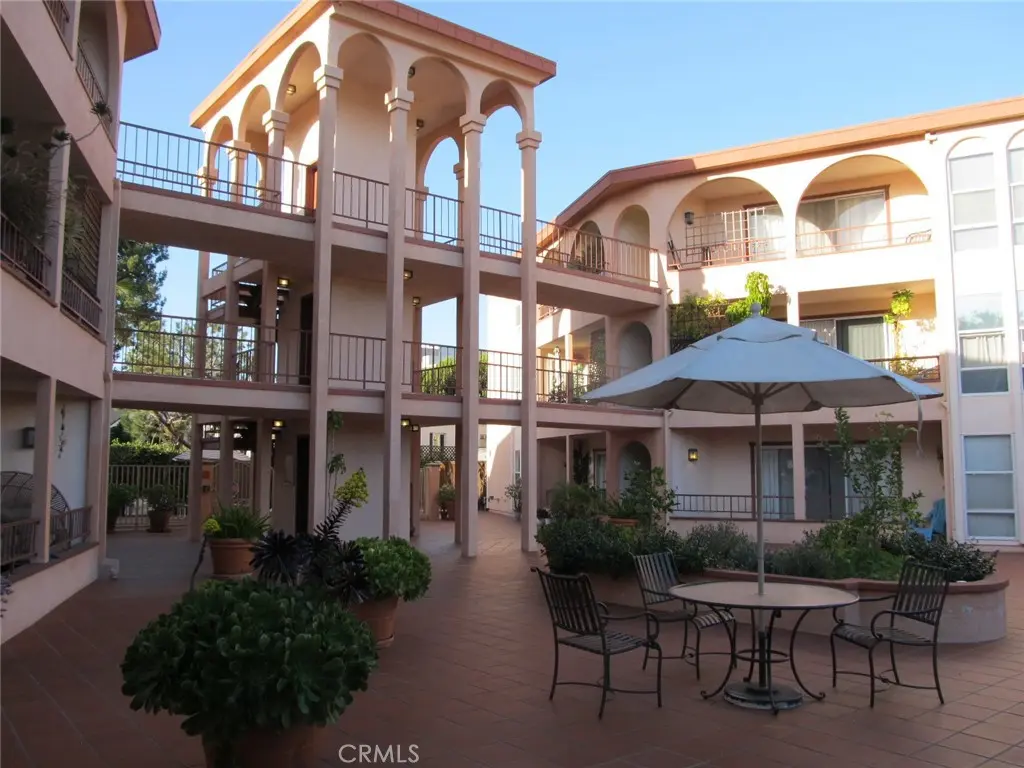 Residential Lease for rent at 2035 4th Street 202C, Santa Monica, Los Angeles County, CA featuring 1 bed and 1 bath