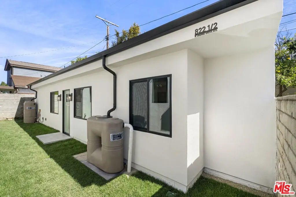 Residential Lease for rent at 822 N Orange Grove Avenue 822.5, Los Angeles, Los Angeles County, CA featuring 2 beds and 2 baths