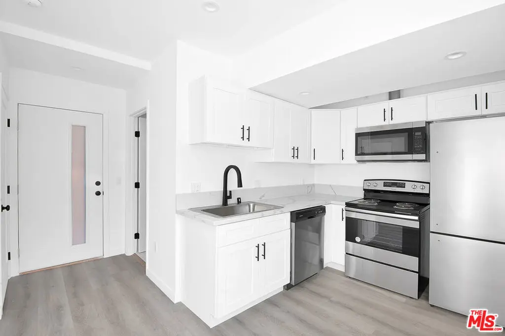Residential Lease for rent at 1610 S Beverly Glen Boulevard 10, Los Angeles, Los Angeles County, CA featuring 1 bed and 1 bath