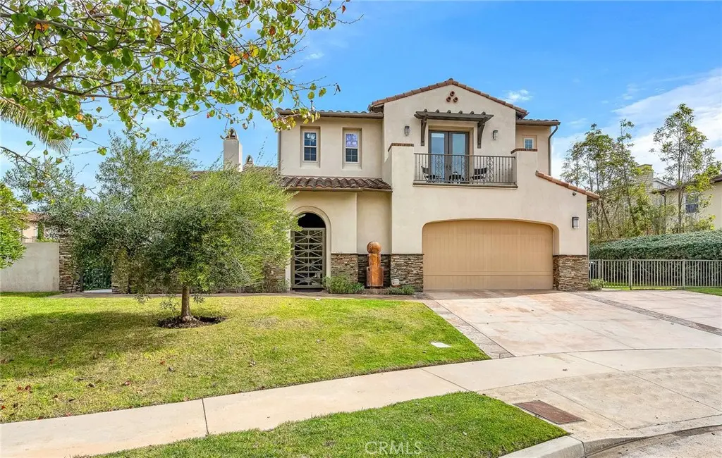 Residential Lease for rent at 8001 Ocean Bluff, Los Angeles, Los Angeles County, CA featuring 5 beds and 6 baths