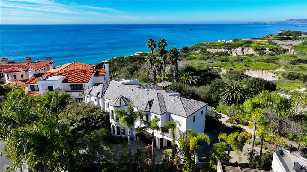 Single Family Residence for sale at 3811 Vista Blanca, San Clemente, CA featuring 6 beds and 5 baths