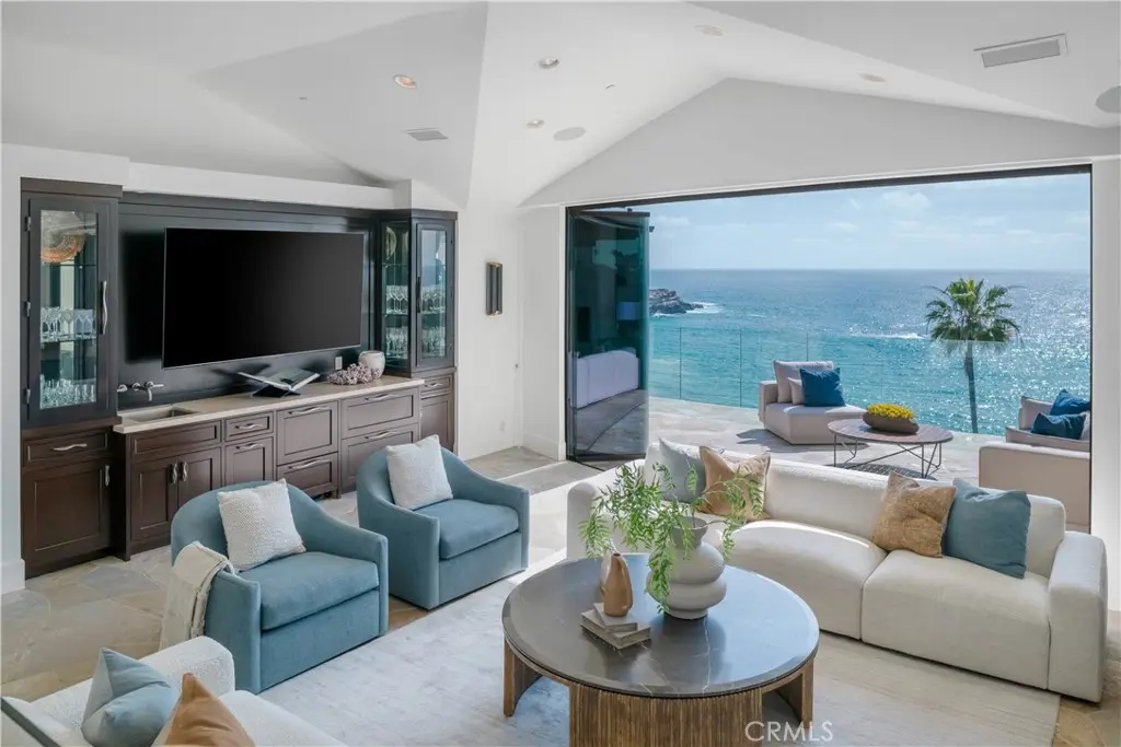 Single Family Residence for rent at 26 S La Senda, Laguna Beach, CA featuring 4 beds and 6 baths