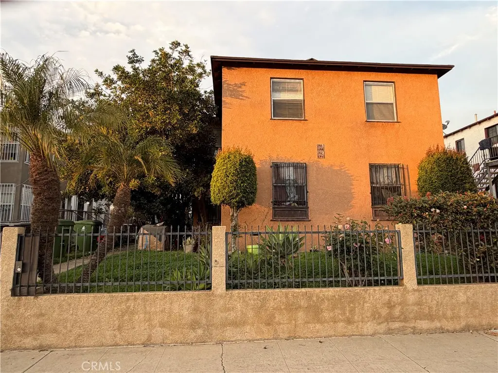 Residential Lease for rent at 1925 1/2 W 35th, Los Angeles, Los Angeles County, CA featuring 2 beds and 1 bath