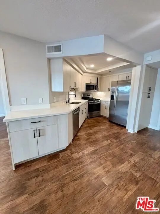 Residential Lease for rent at 7660 Beverly Boulevard 324, Los Angeles, Los Angeles County, CA featuring 2 beds and 2 baths
