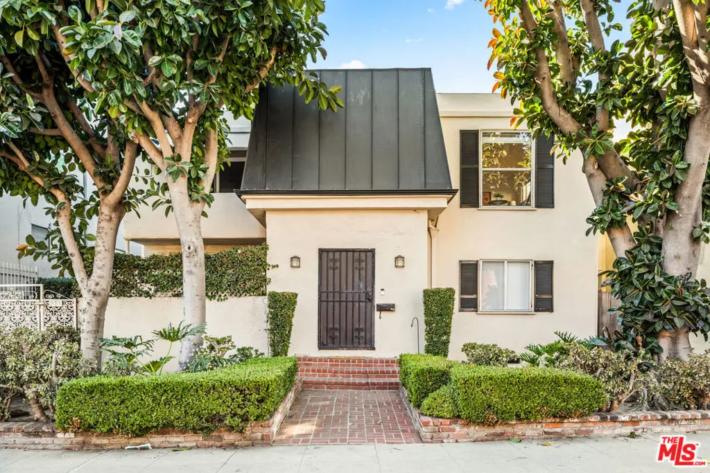 Residential Lease for rent at 329 S Reeves Drive, Beverly Hills, Los Angeles County, CA featuring 2 beds and 2 baths