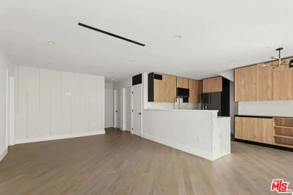 Residential Lease for rent at 1450 S Crescent Heights Boulevard 1/2, Los Angeles, Los Angeles County, CA featuring 3 beds and 2 baths