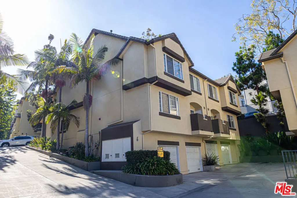 Residential Lease for rent at 4600 Don Lorenzo Drive 4, Los Angeles, Los Angeles County, CA featuring 2 beds and 3 baths