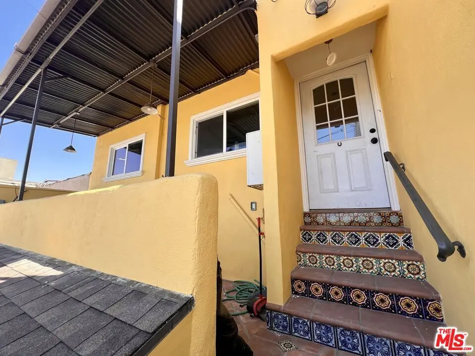 Residential Lease for rent at 2737 S Robertson Boulevard, Los Angeles, Los Angeles County, CA featuring 3 beds and 2 baths
