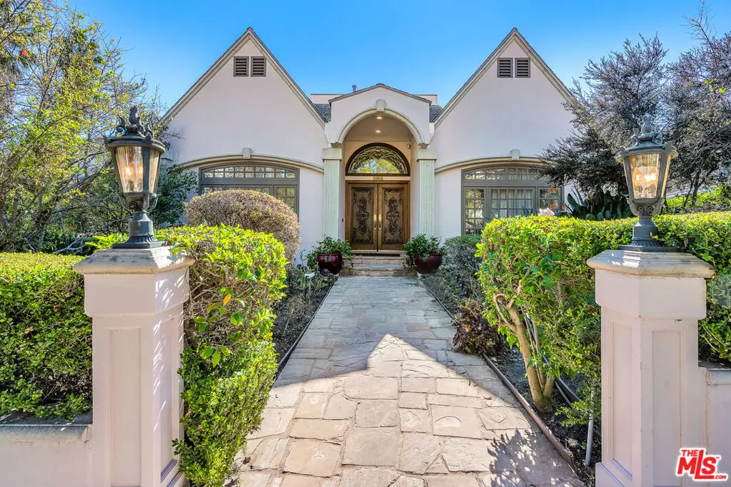 Residential Lease for rent at 10810 Rochester Avenue, Los Angeles, Los Angeles County, CA featuring 4 beds and 5 baths