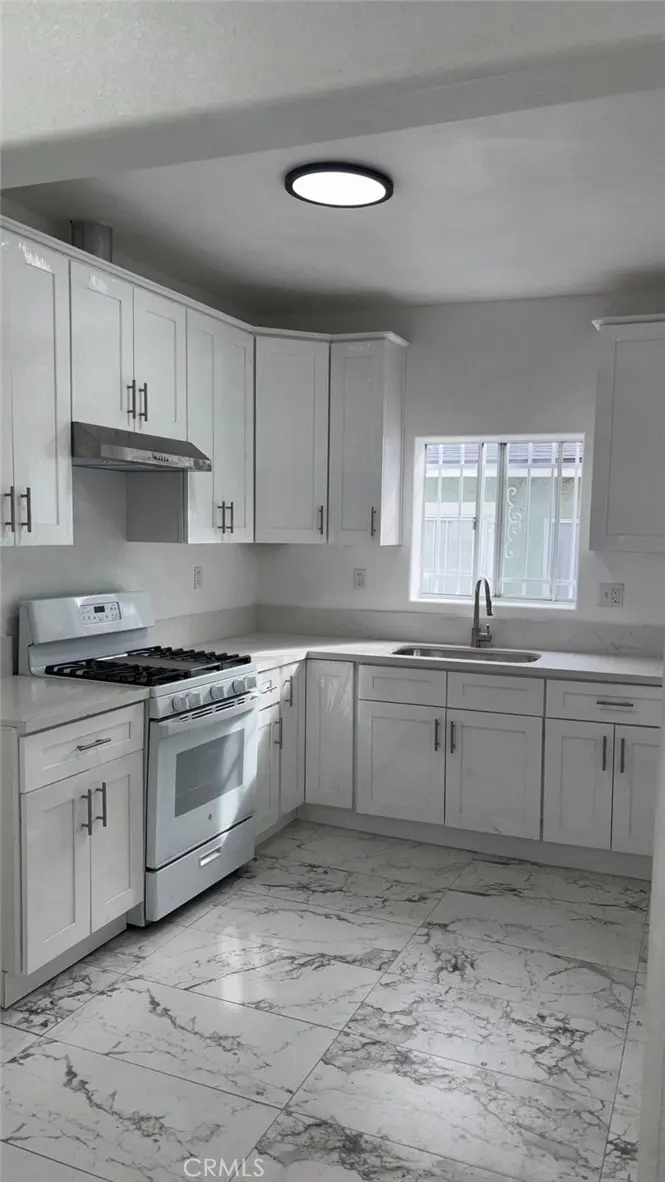 Residential Lease for rent at 4172 Dorsey, Los Angeles, Los Angeles County, CA featuring 5 beds and 2 baths