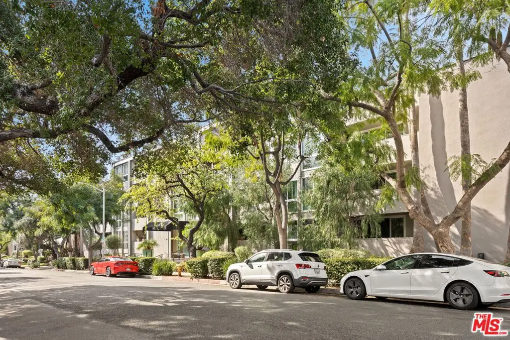 Residential Lease for rent at 1025 N Kings Road 313, West Hollywood, Los Angeles County, CA featuring 2 beds and 2 baths
