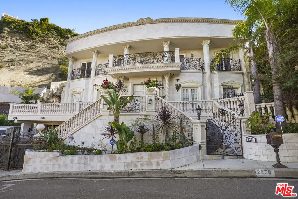 Residential Lease for rent at 2258 Gloaming Way, Beverly Hills, Los Angeles County, CA featuring 4 beds and 5 baths