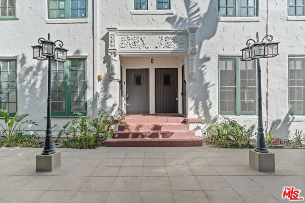 Residential Lease for rent at 1250 N Harper Avenue 302, Los Angeles, Los Angeles County, CA featuring 2 beds and 2 baths