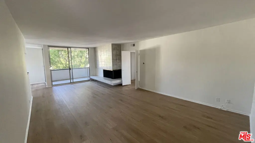 Residential Lease for rent at 9930 Durant Drive 4, Beverly Hills, Los Angeles County, CA featuring 2 beds and 2 baths