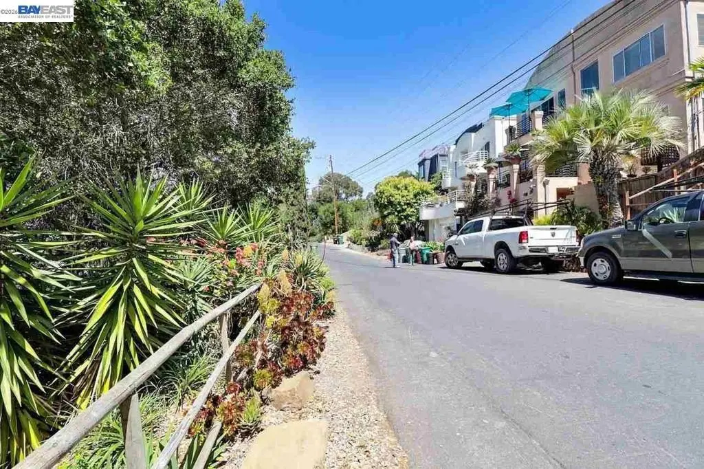 Outlook Ave, Oakland, CA — listing photo 1