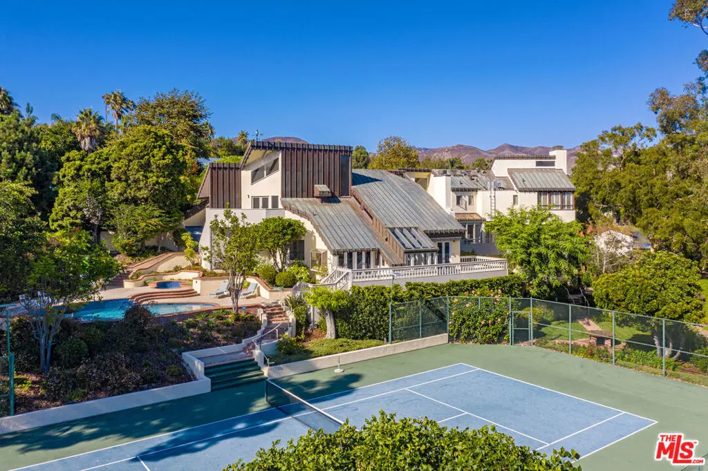 Residential Lease for rent at 28942 Boniface Drive, Malibu, Los Angeles County, CA featuring 6 beds and 5 baths