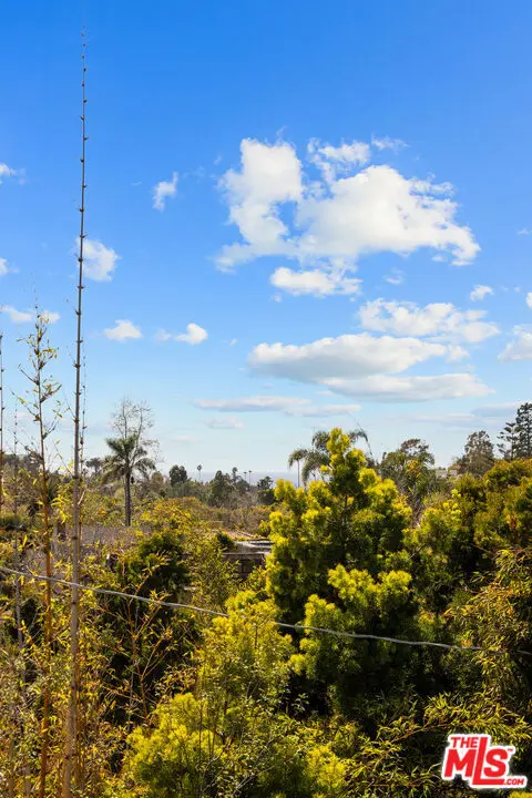 Residential Lease for rent at 587 Entrada Drive, Santa Monica, Los Angeles County, CA featuring 4 beds and 6 baths