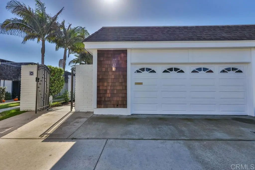Townhouse for rent at 79 half moon bend, Coronado, CA featuring 3 beds and 2 baths