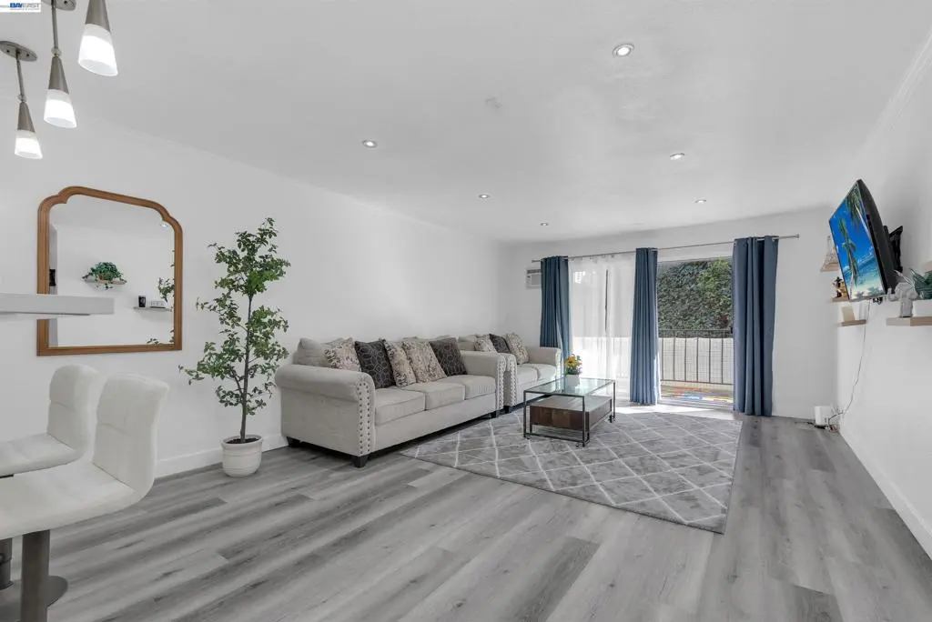 2500 Miramar Ave 203, Castro Valley, CA — listing photo 1