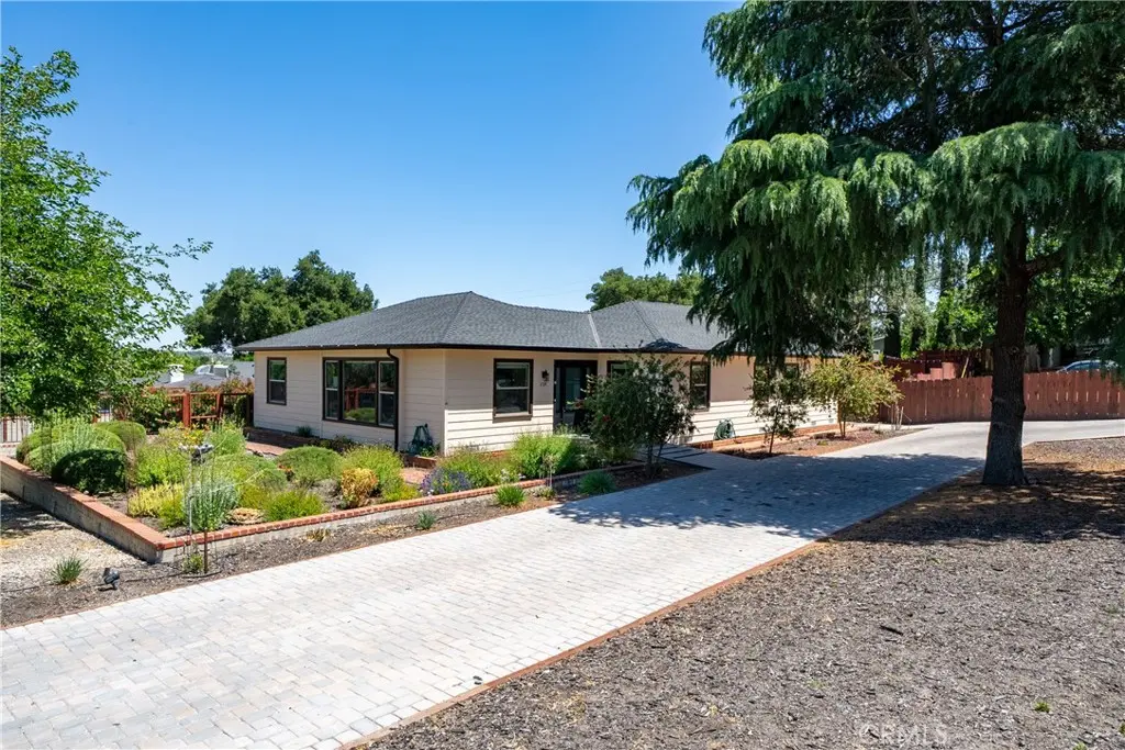 Single Family Residence for sale at 204 18th St, Paso Robles, CA featuring 5 beds and 4 baths