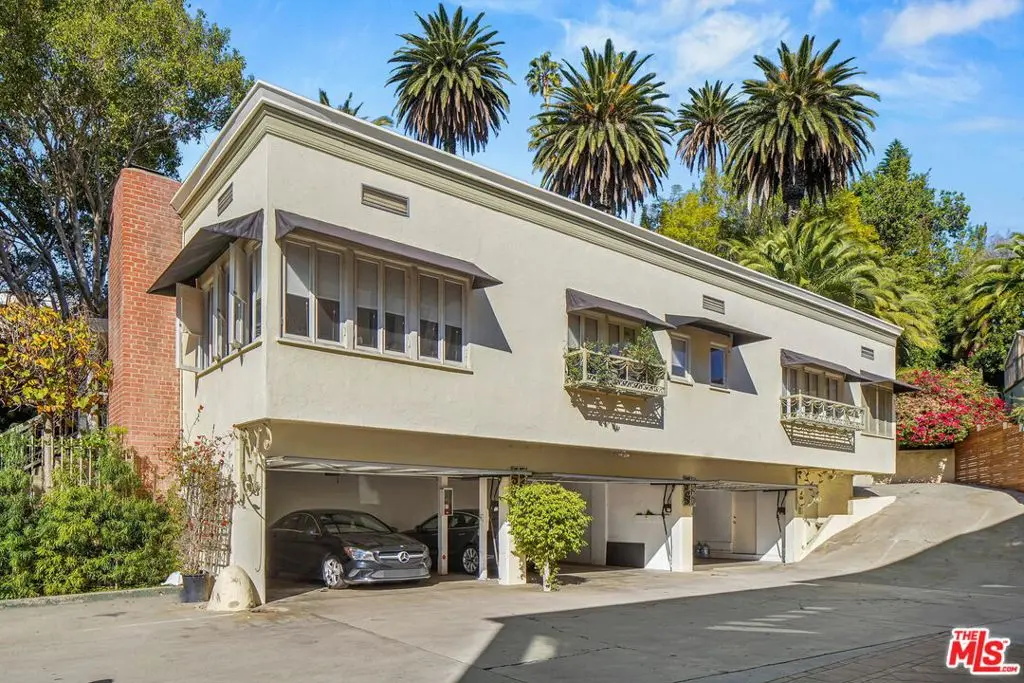 Residential Lease for rent at 1328 Londonderry View Drive, Los Angeles, Los Angeles County, CA featuring 3 beds and 4 baths