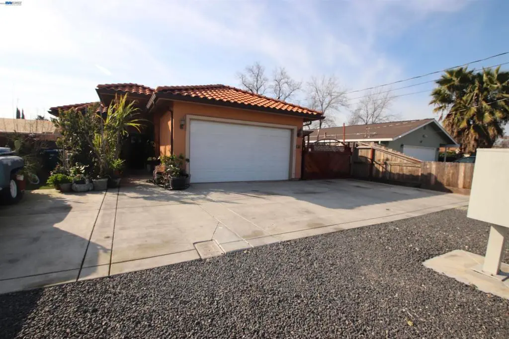 Single Family Residence for sale at 2511 S Laurel, Stockton, CA featuring 3 beds and 2 baths